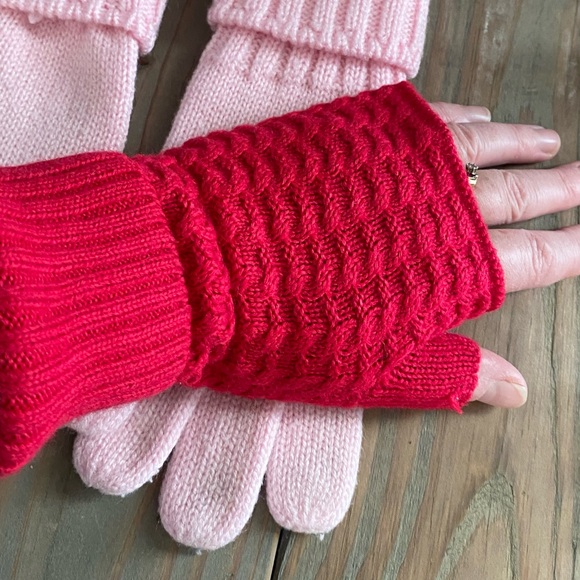 Pair of pink cuffed gloves - Picture 4 of 5